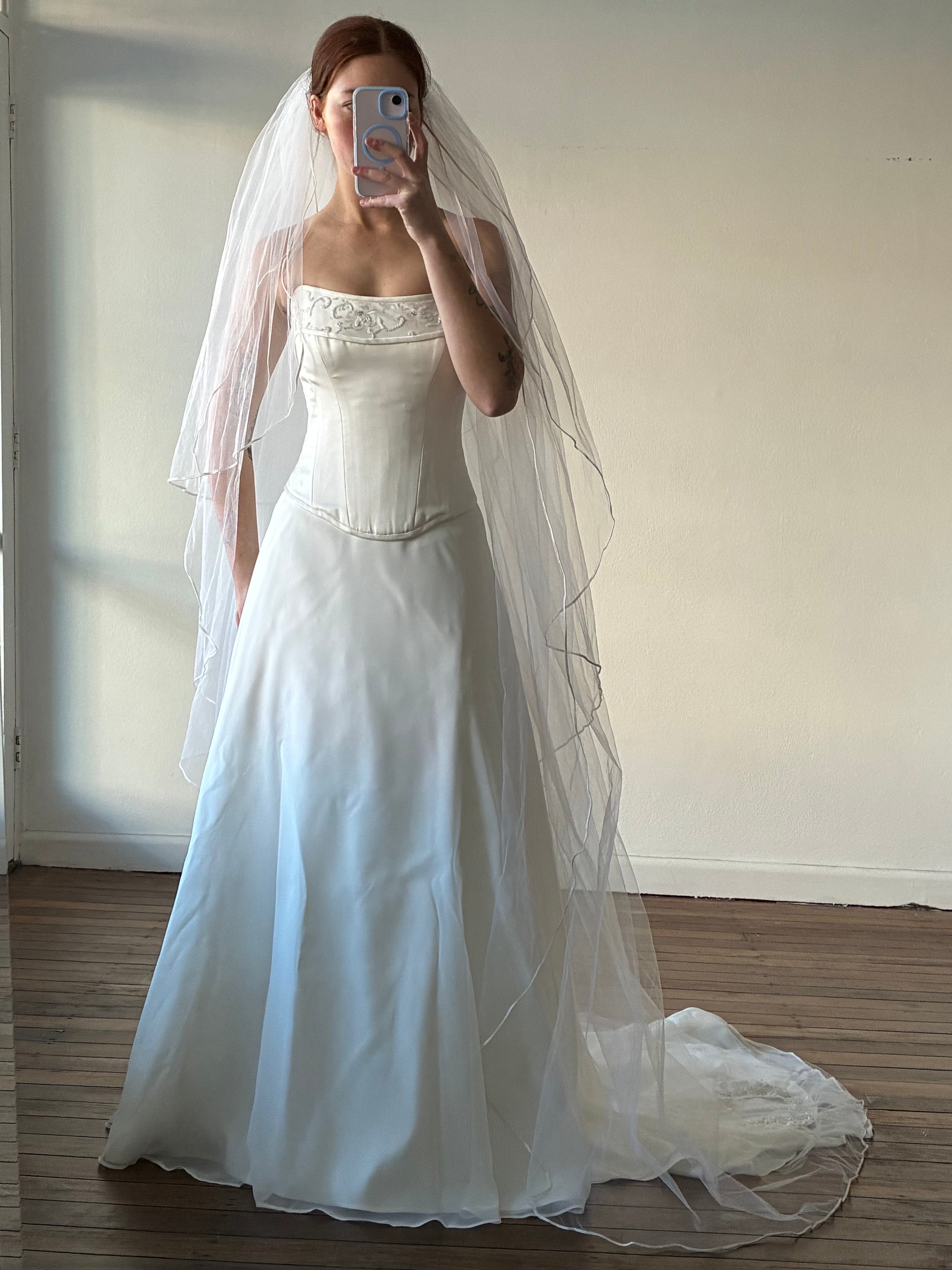 90s Beaded Lace Appliqué Satin Trim Triple-tiered Cathedral Veil