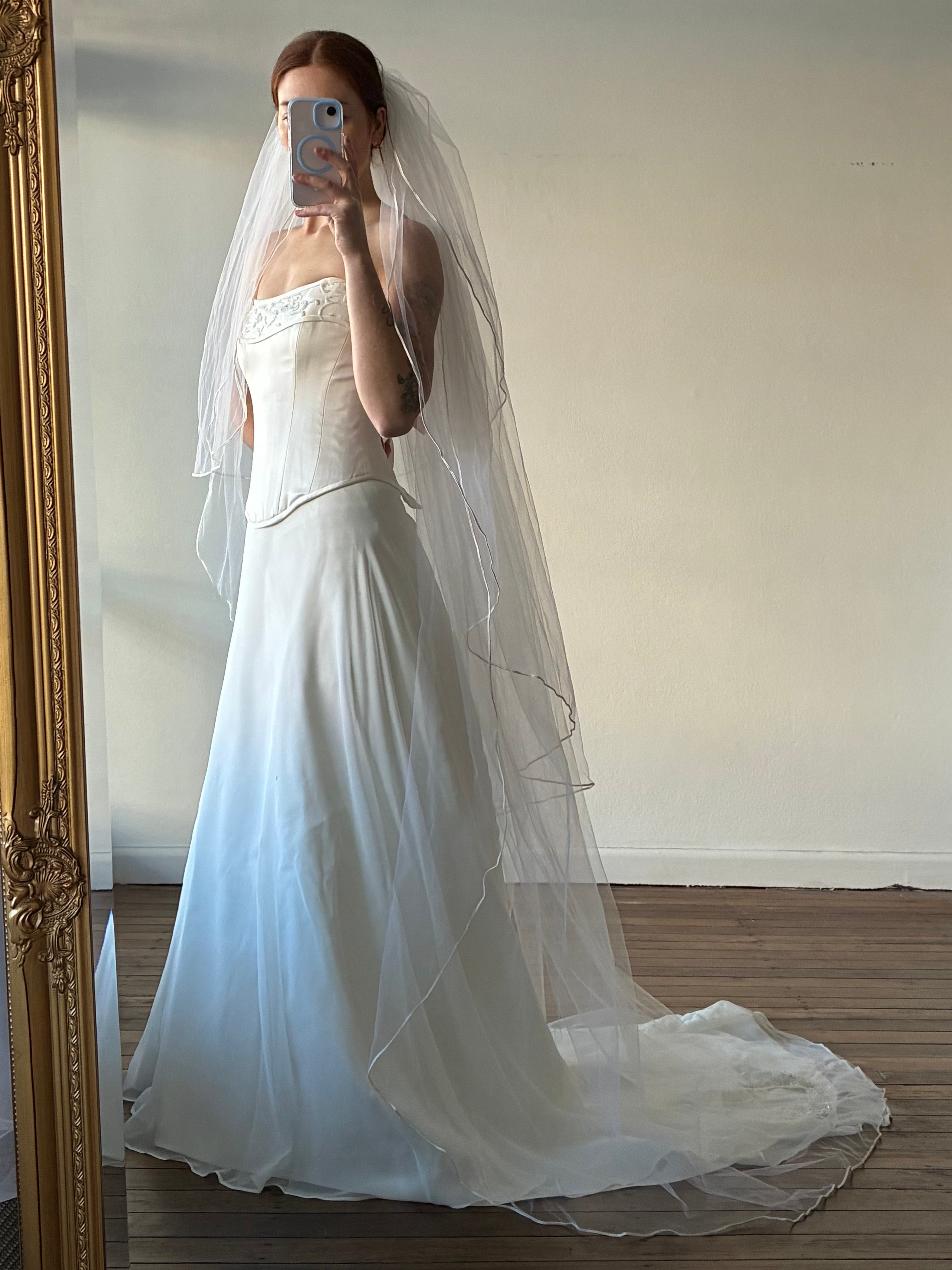 90s Beaded Lace Appliqué Satin Trim Triple-tiered Cathedral Veil