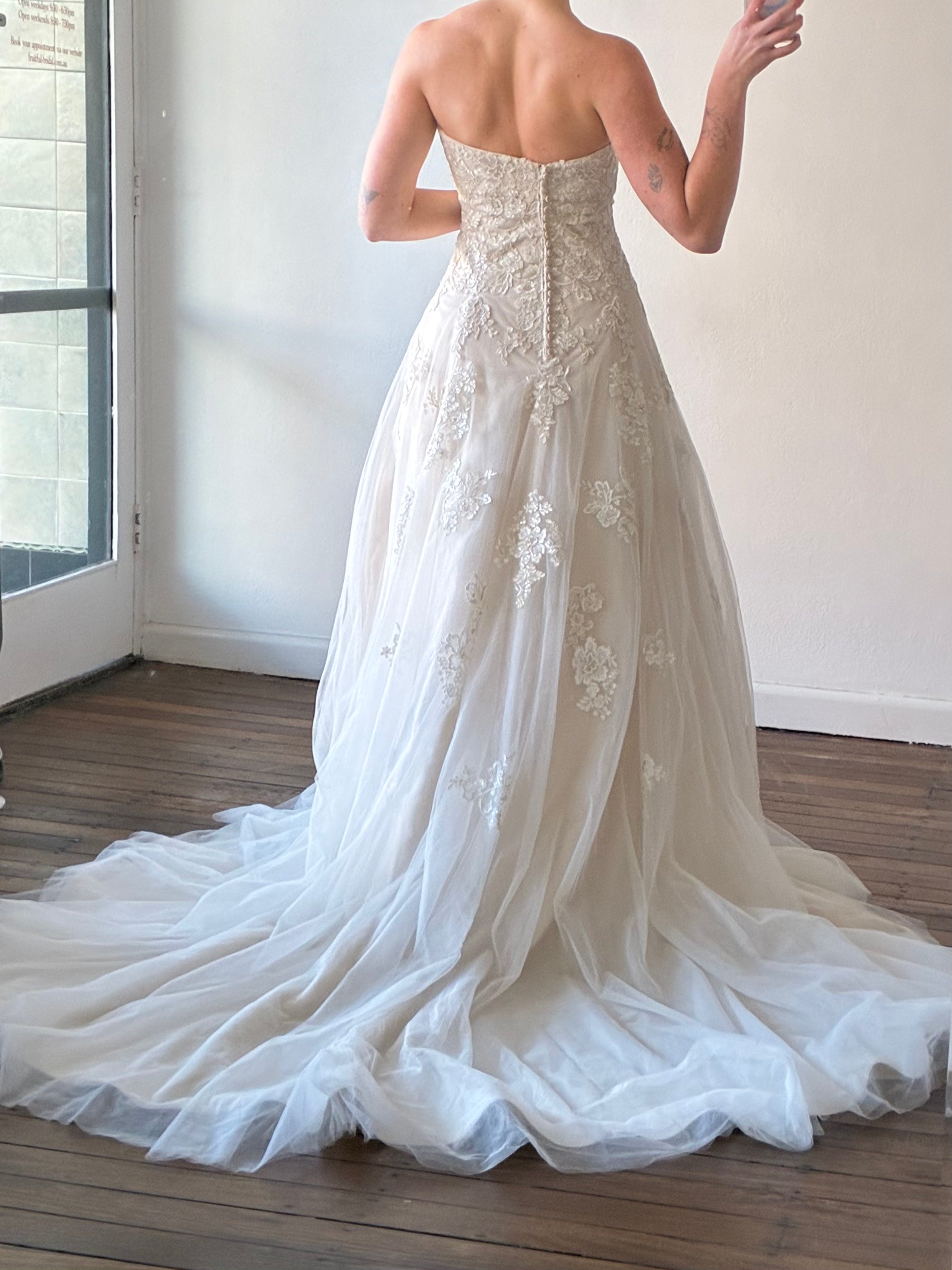 2000s Strapless Lace Appliqué Tulle Ballgown
