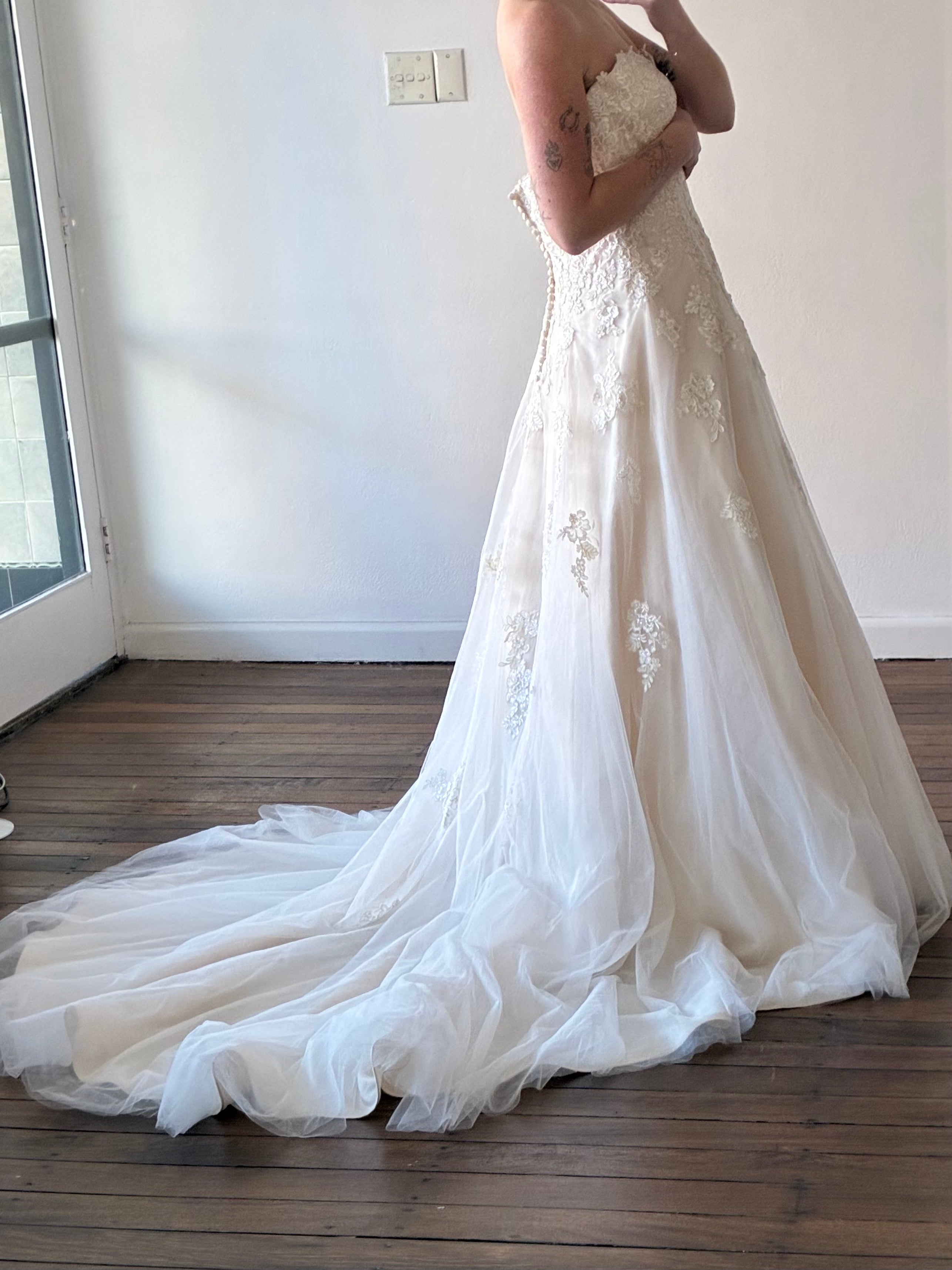 2000s Strapless Lace Appliqué Tulle Ballgown