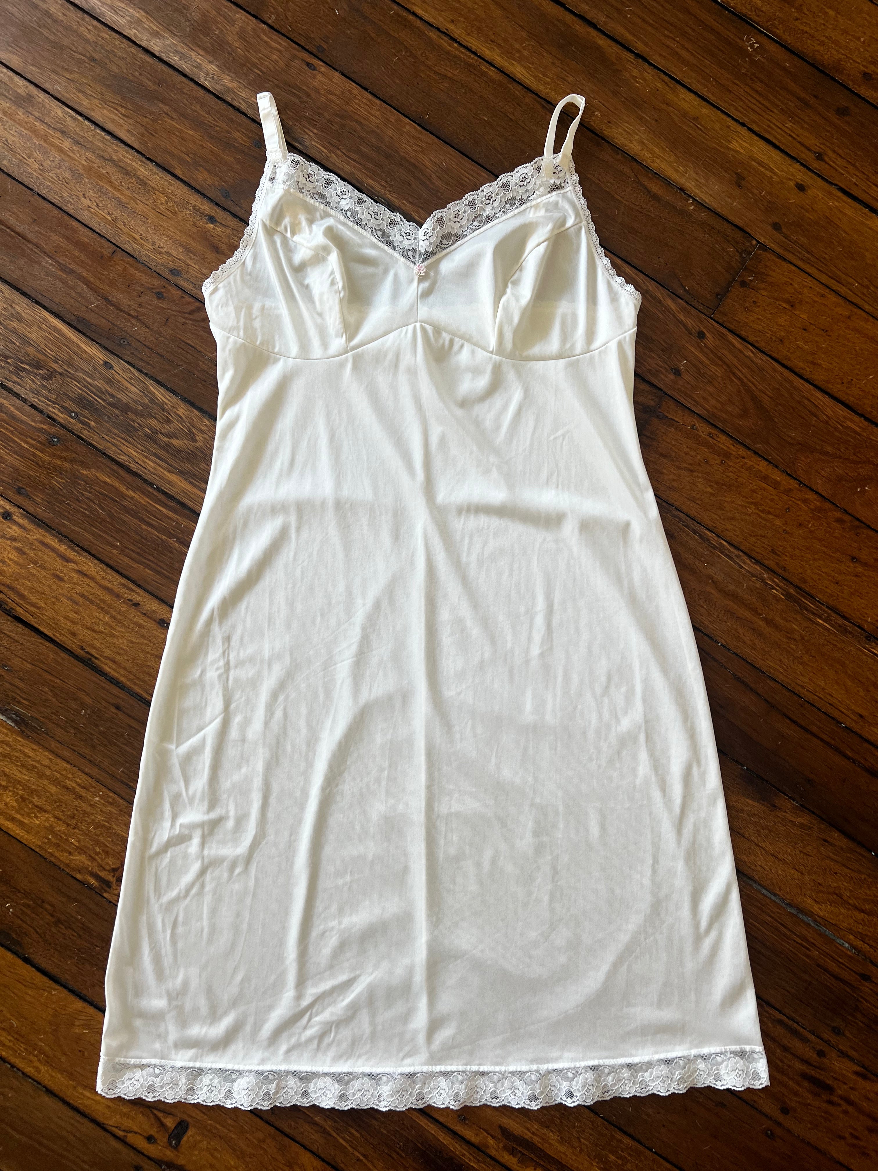90s White Midi Dress with Lace Trim and Rose Detail