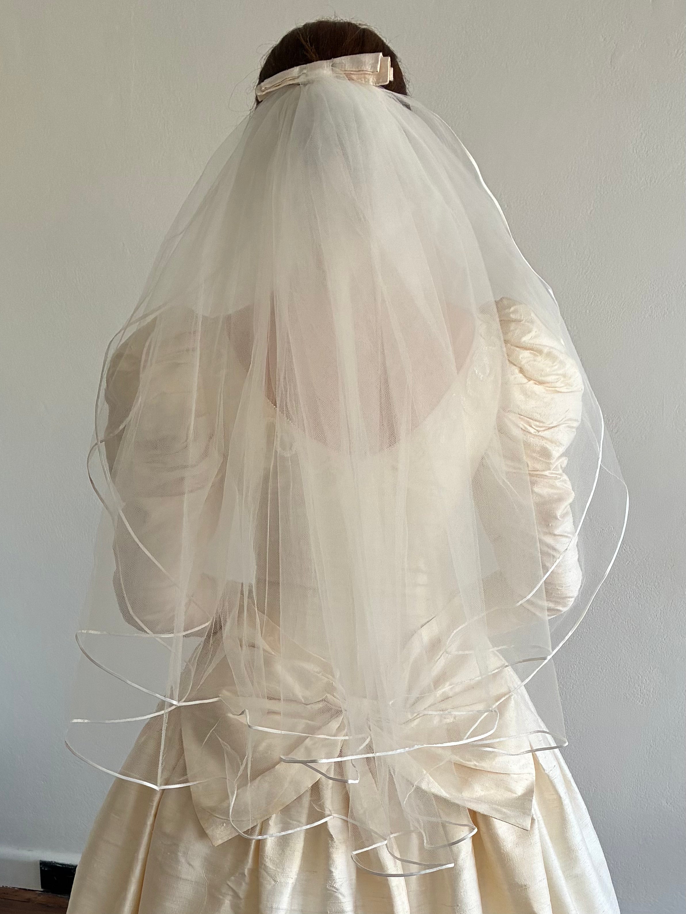 1988 Raw Silk Bow Detail Satin Trim Fingertip Length Veil