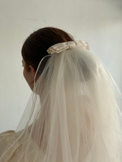 1988 Raw Silk Bow Detail Satin Trim Fingertip Length Veil