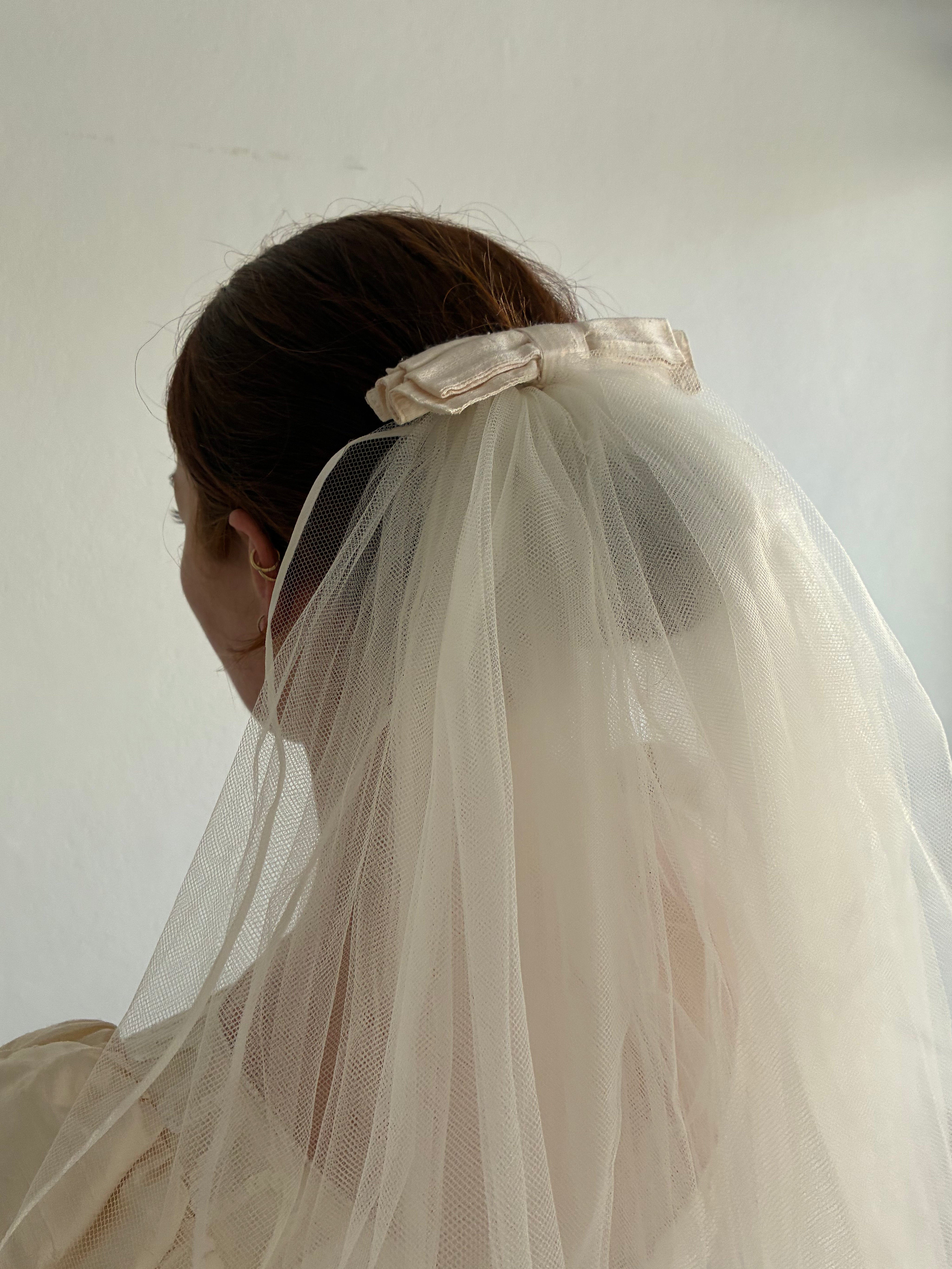 1988 Raw Silk Bow Detail Satin Trim Fingertip Length Veil