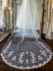 90s Alencon Lace Applique Chapel Veil
