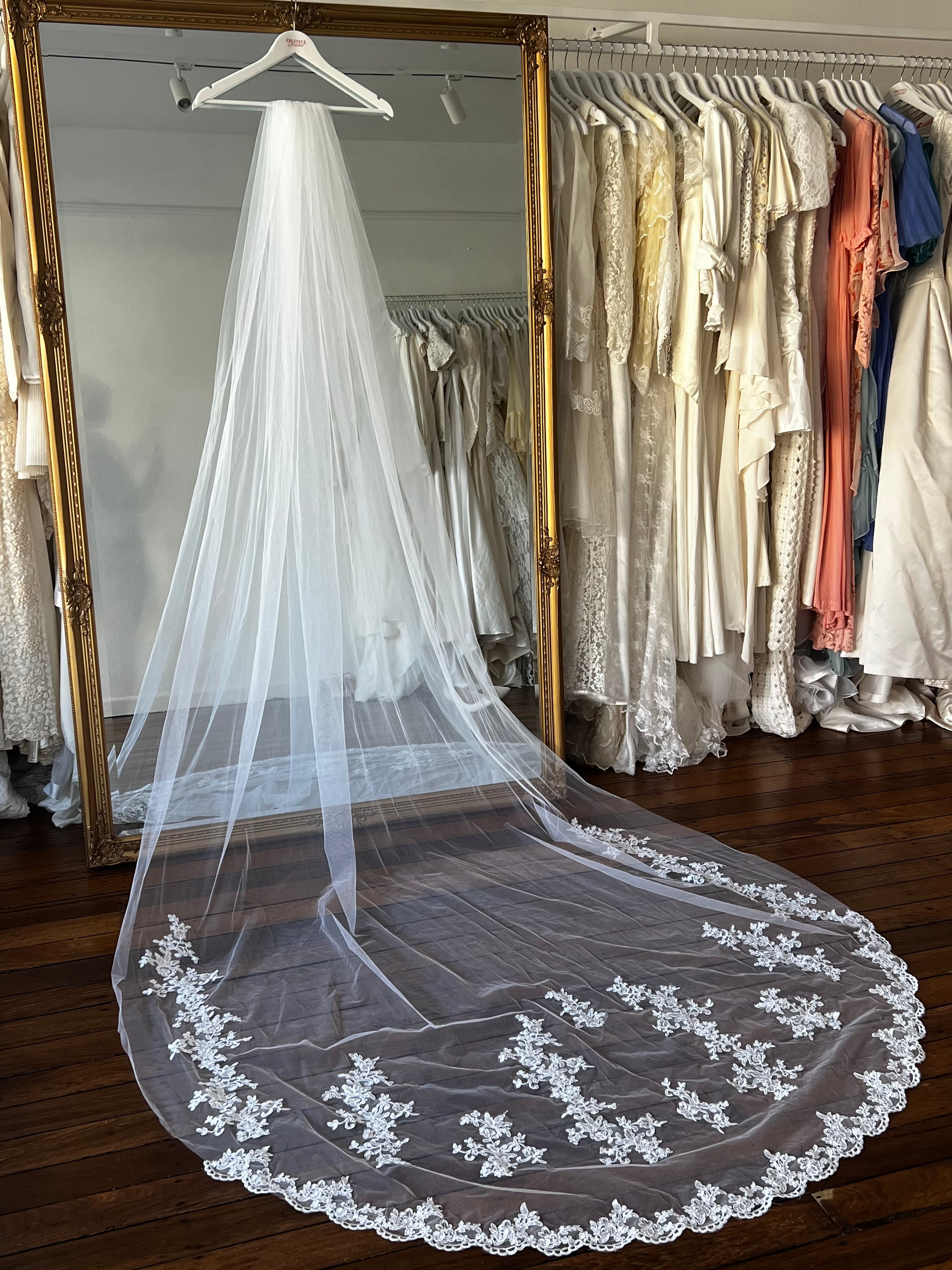 90s Alencon Lace Applique Chapel Veil