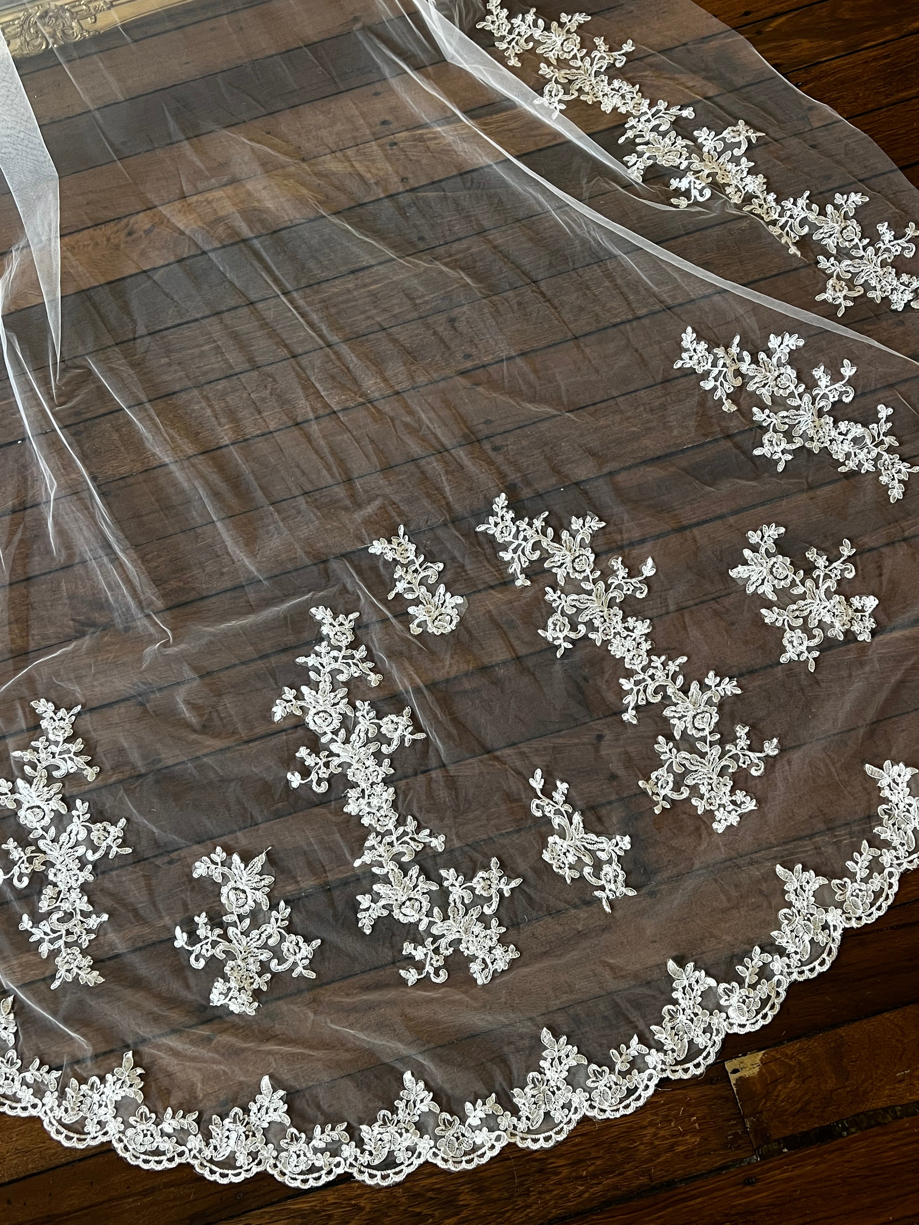 90s Alencon Lace Applique Chapel Veil