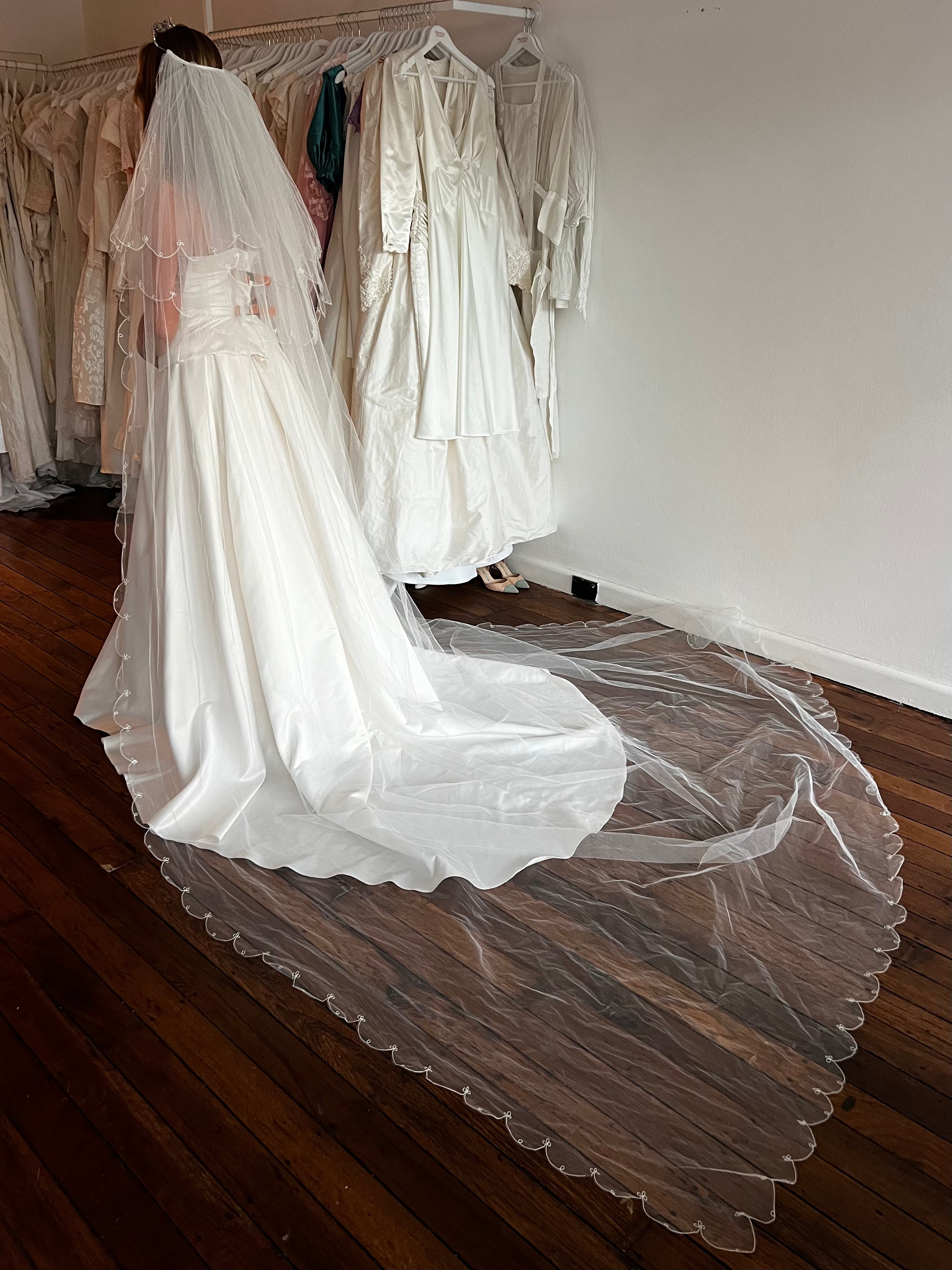 90s Tiara Cathedral Scalloped Trim Veil
