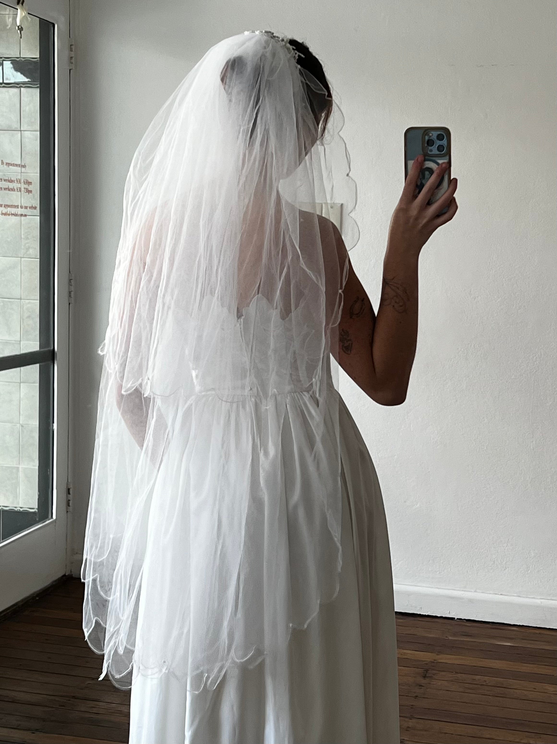50s Pearl Detail Scalloped Trim Fingertip Veil with Blusher