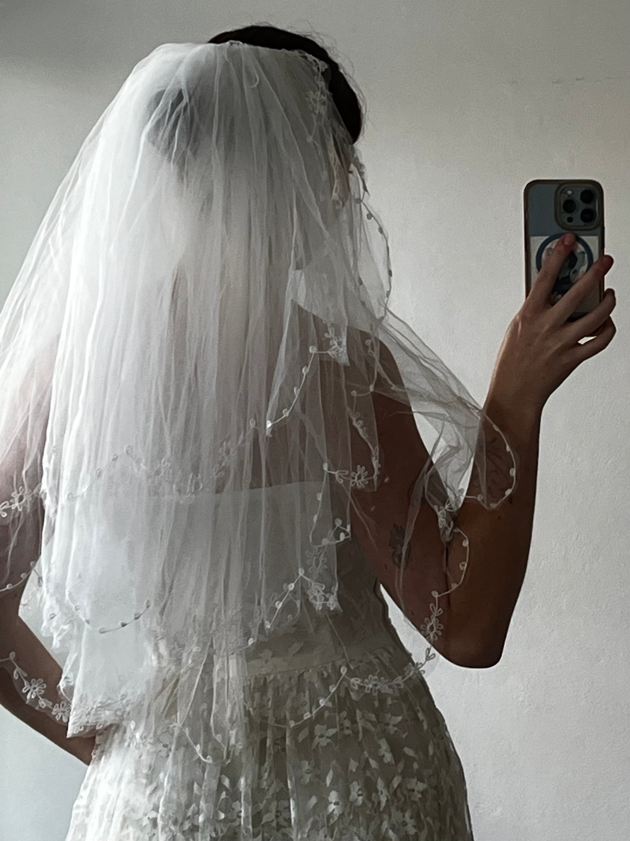 60s Scalloped Floral Embroidered Trim Triple Tier Veil