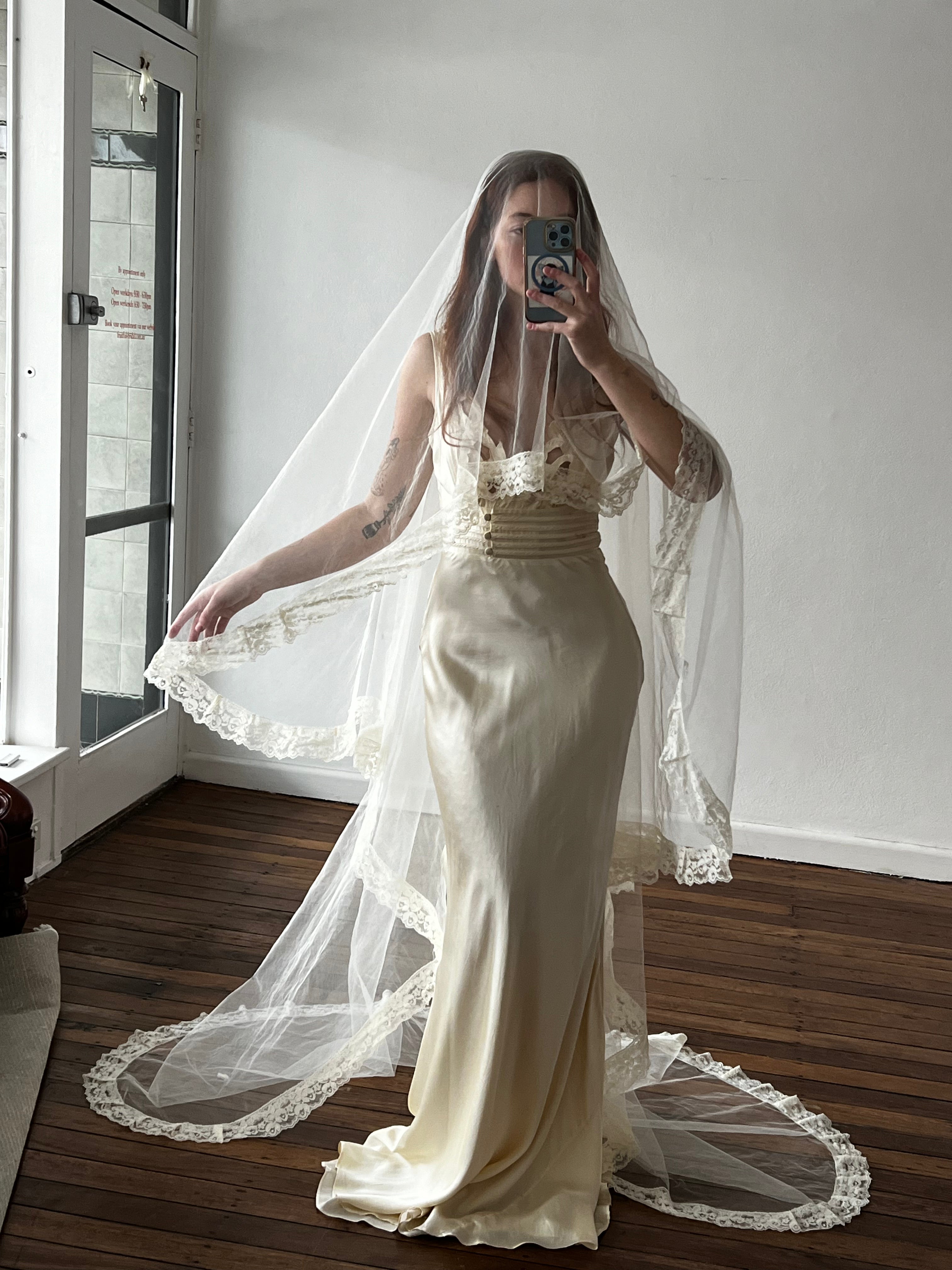 70s Lace Trim Chapel Length Mantilla