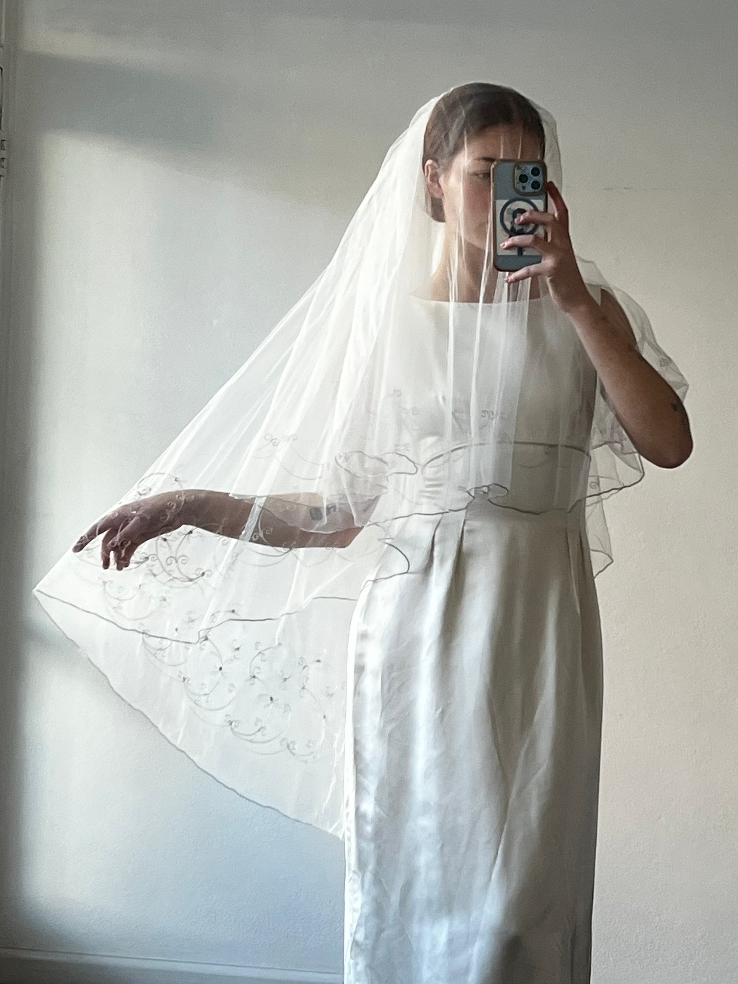 90s Silver Embroidery Fingertip Veil with Blusher