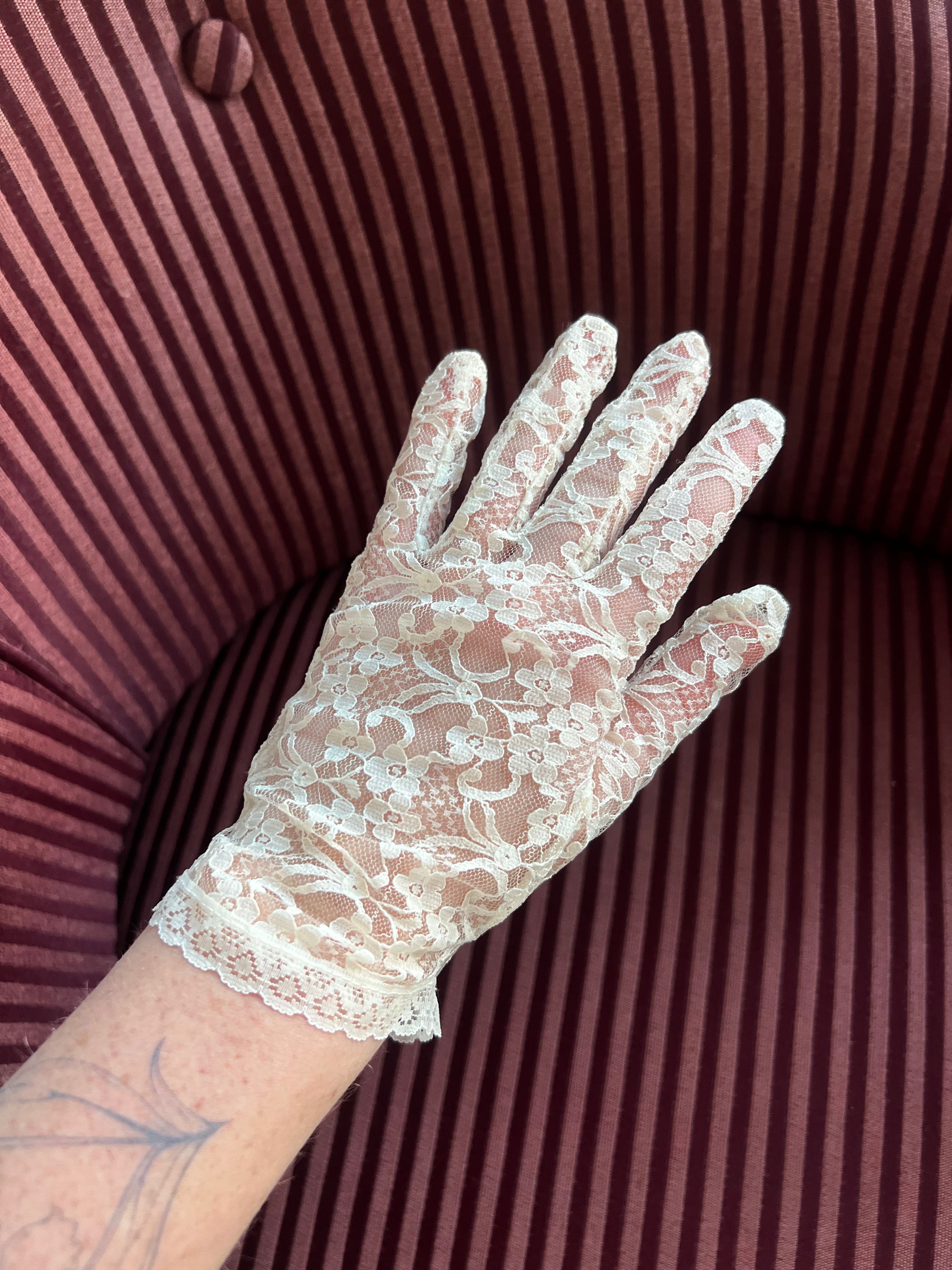 60s Short Cream Lyon Lace Gloves