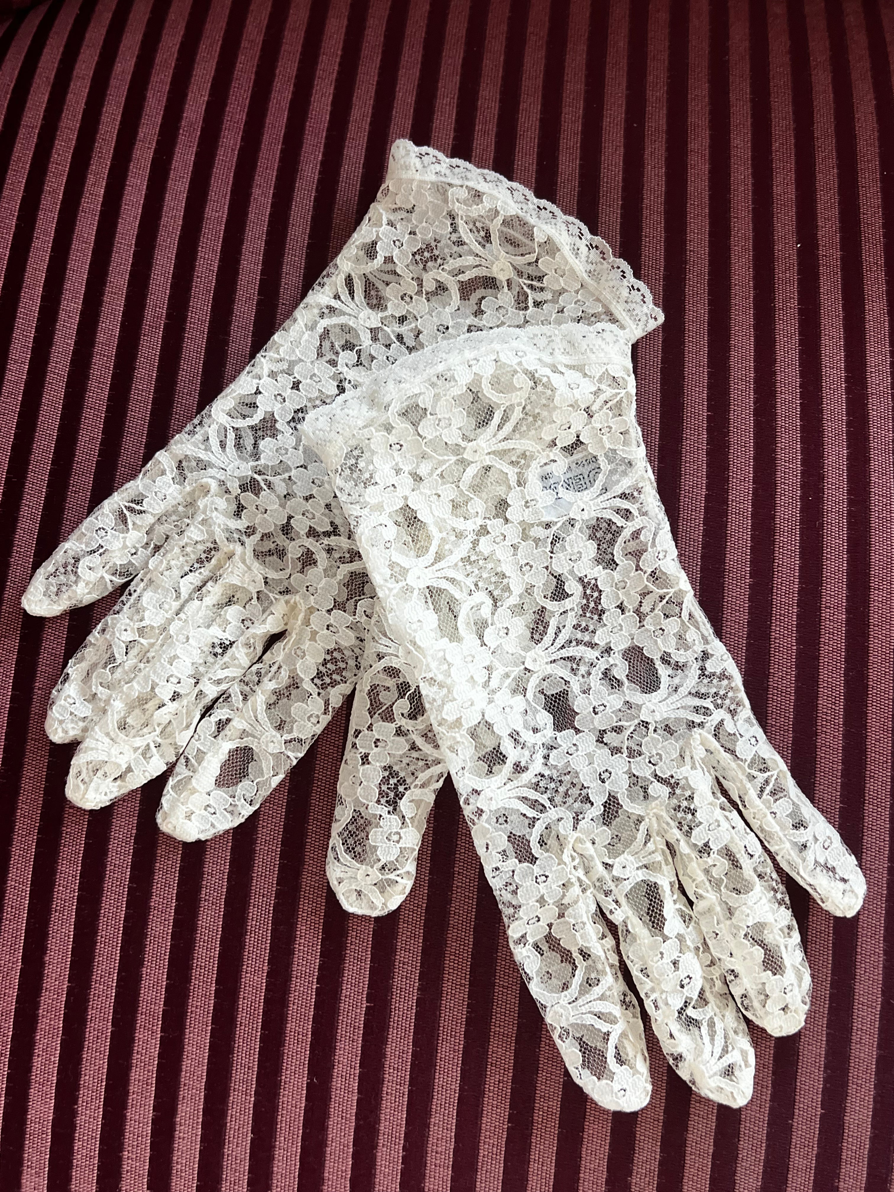 60s Short Cream Lyon Lace Gloves