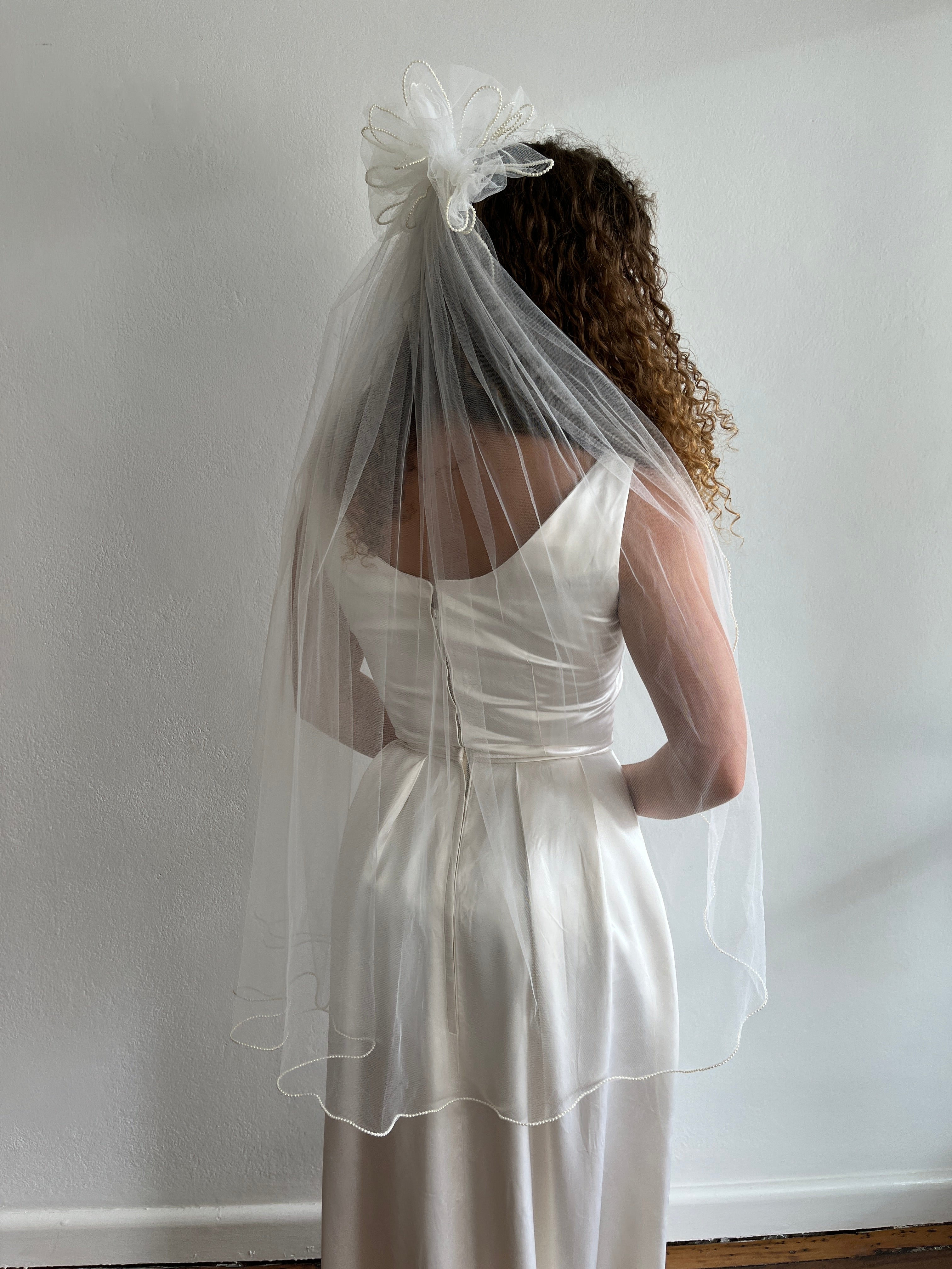 90s Pearl Trim Finger-tip Veil