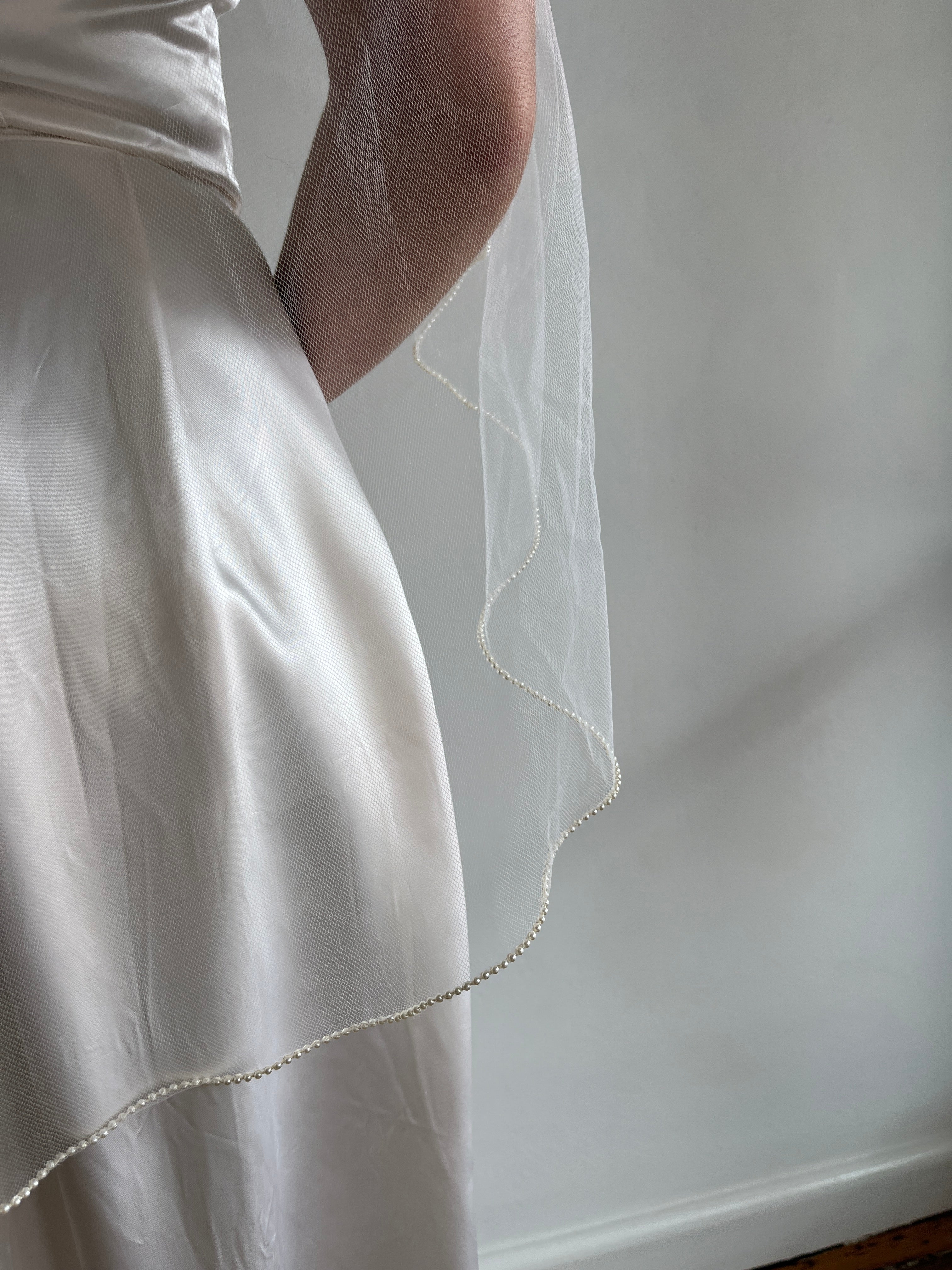 90s Pearl Trim Finger-tip Veil