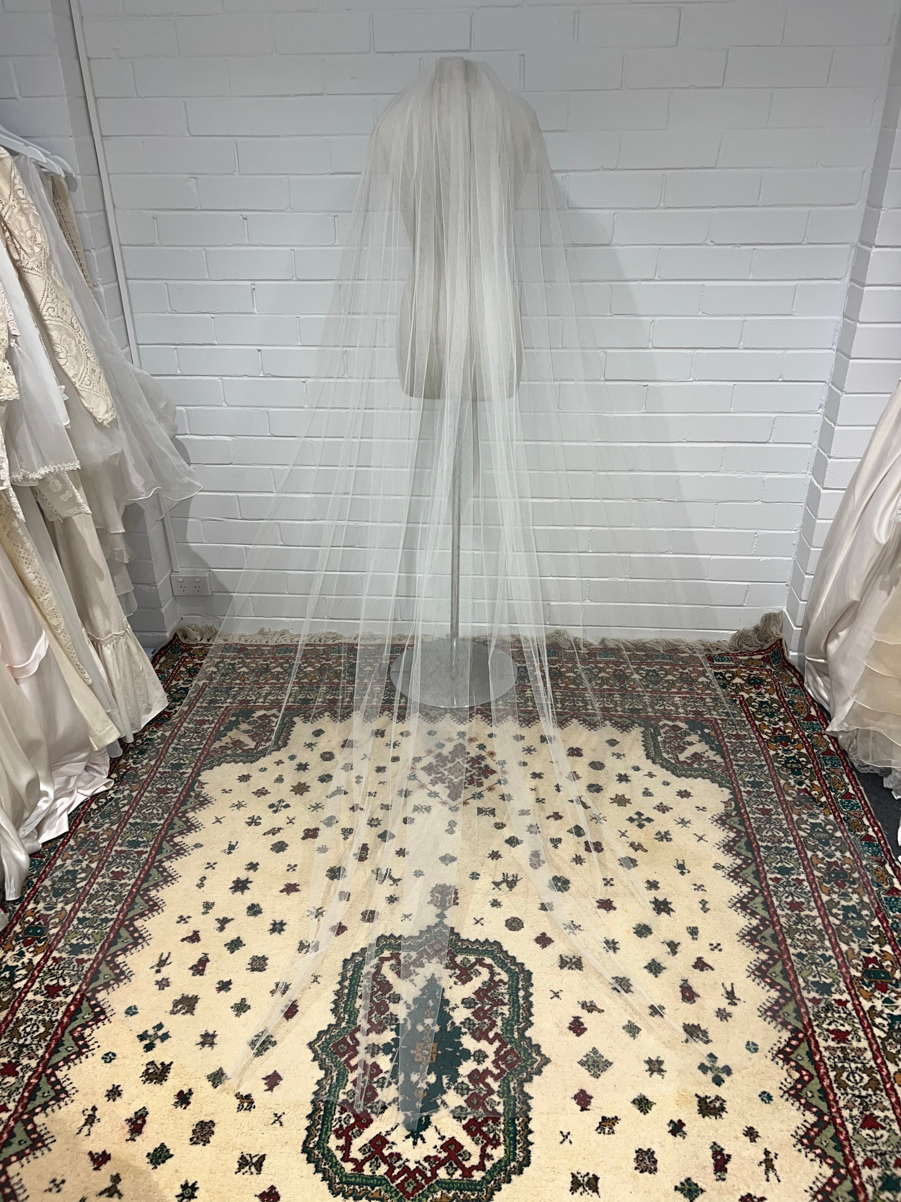 70s Single-tier Cathedral Veil