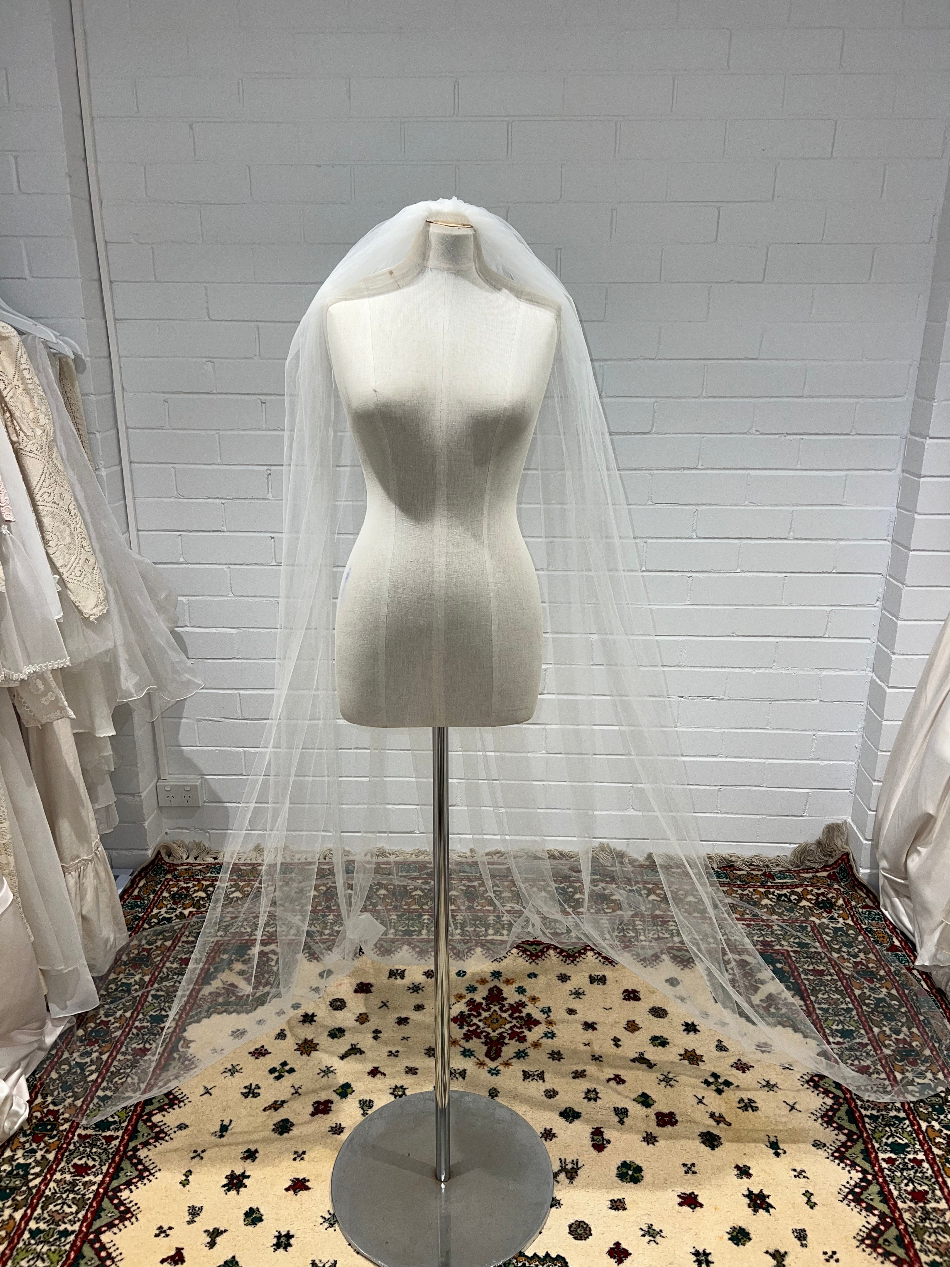 70s Single-tier Cathedral Veil