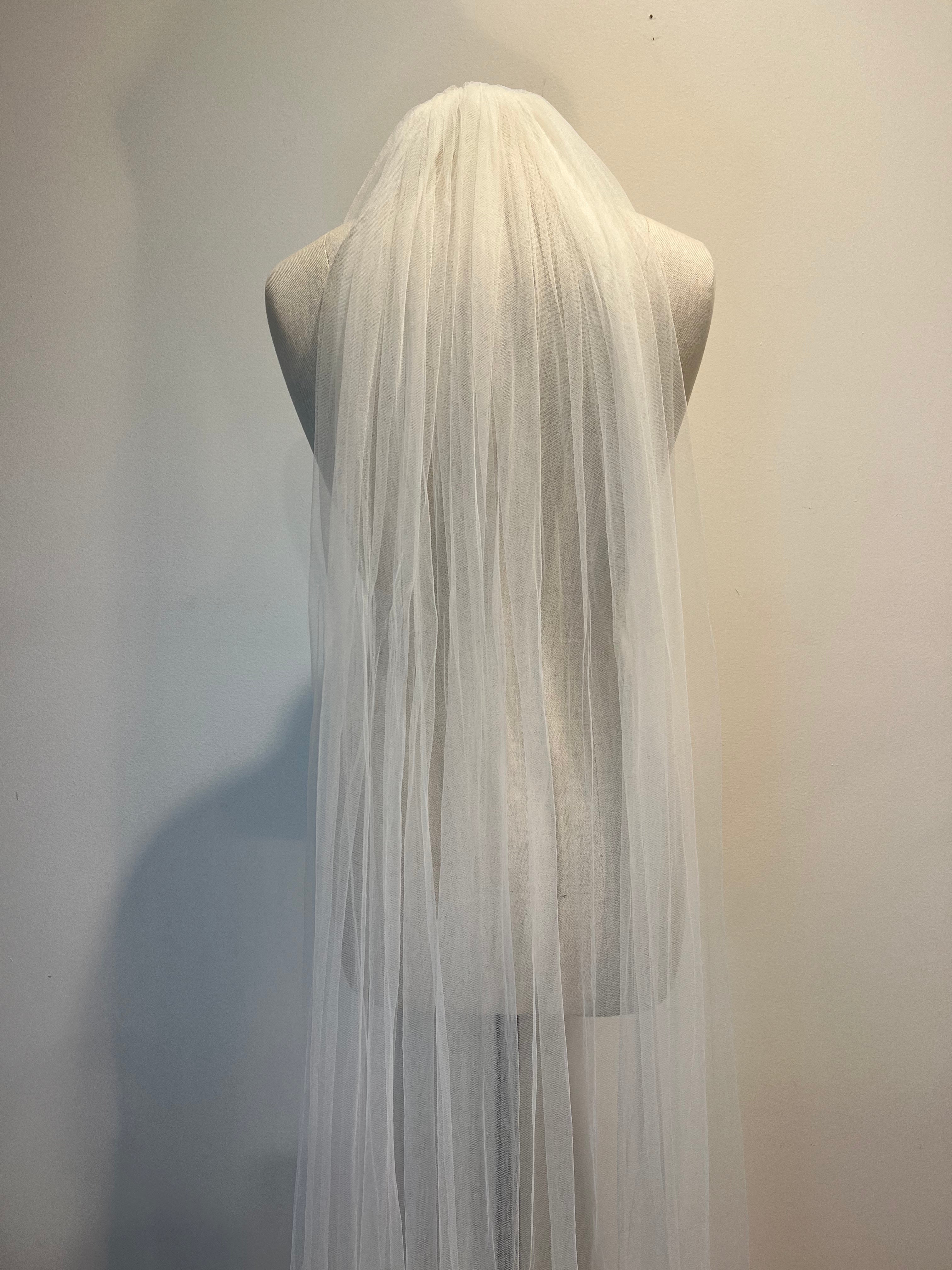 1990s Single-tier Cathedral Veil