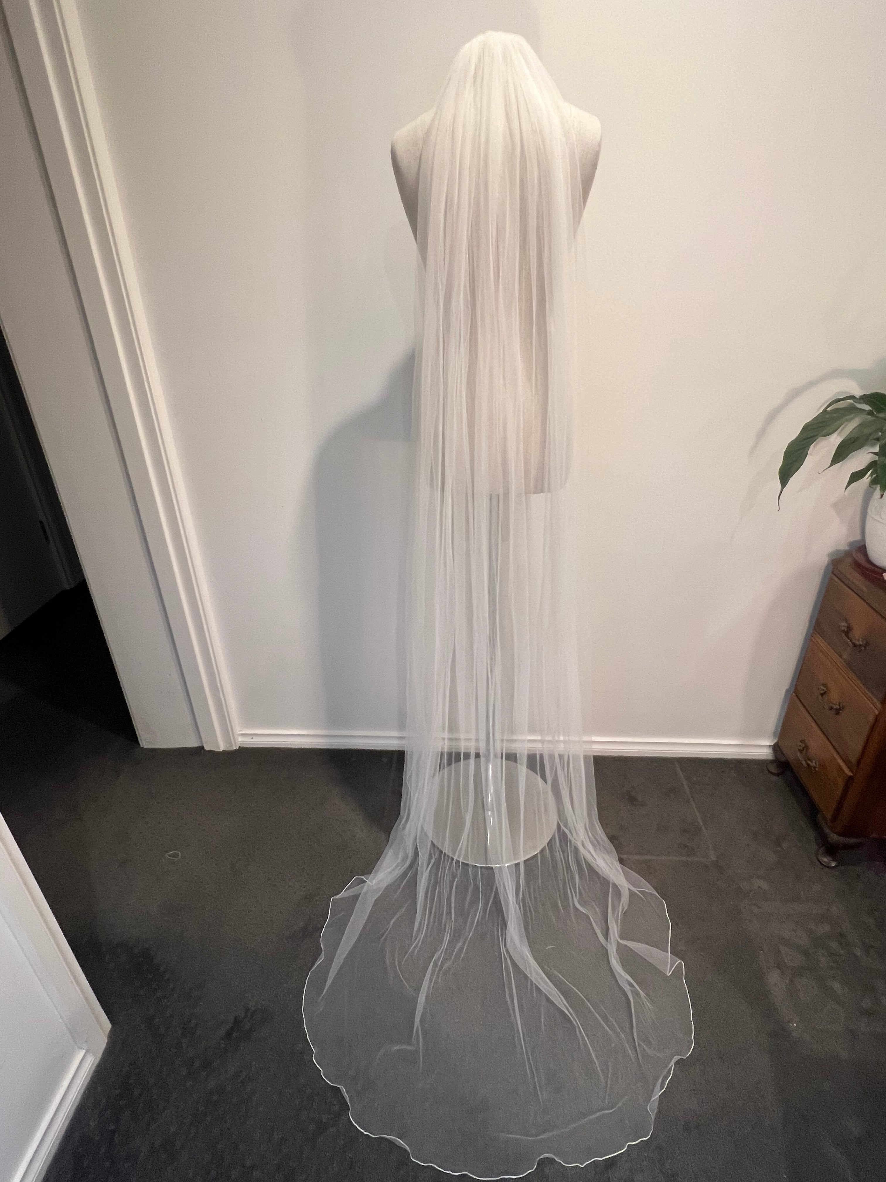 1990s Single-tier Cathedral Veil