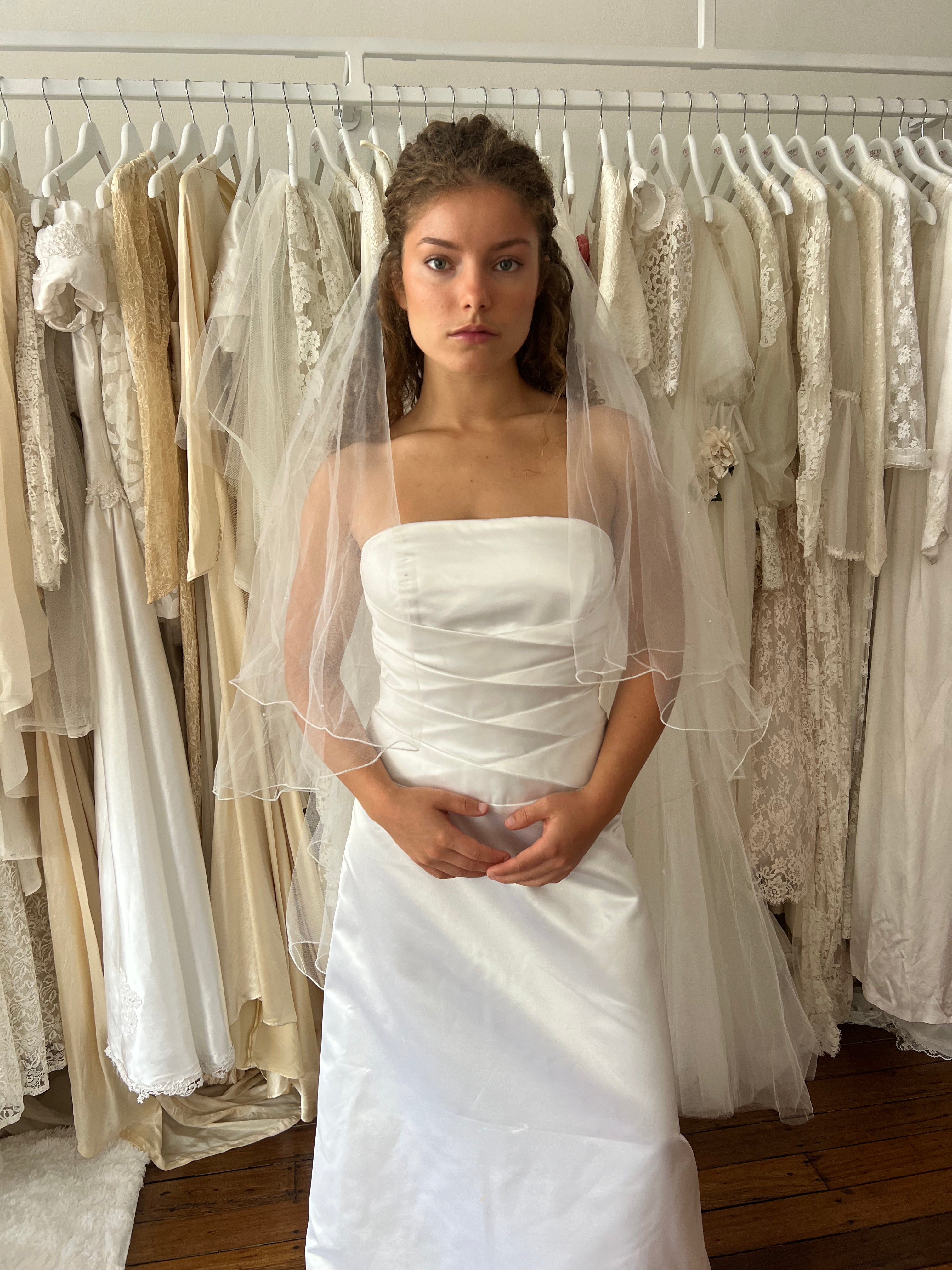 90s Pearl Detail Waltz Veil
