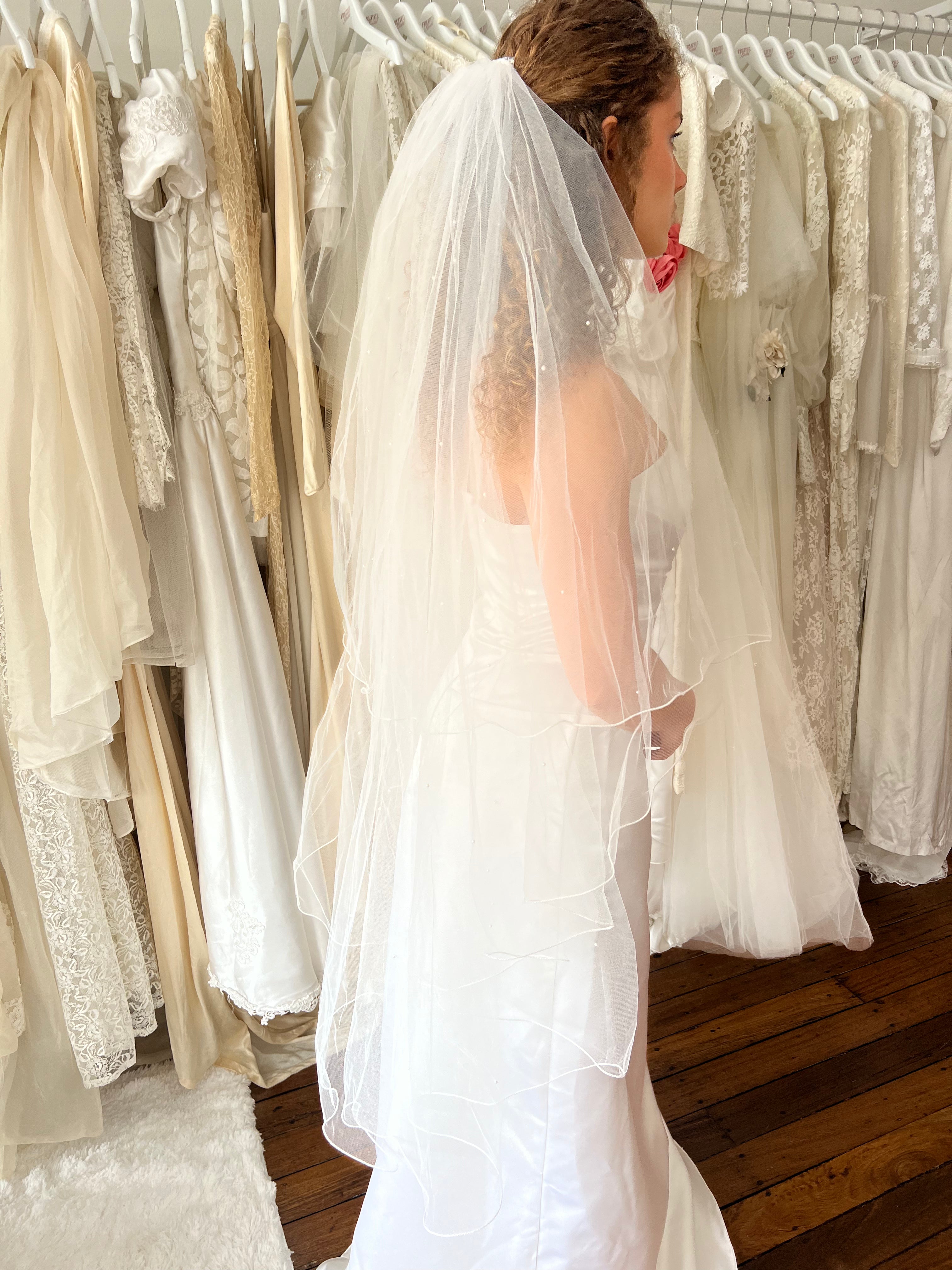90s Pearl Detail Waltz Veil