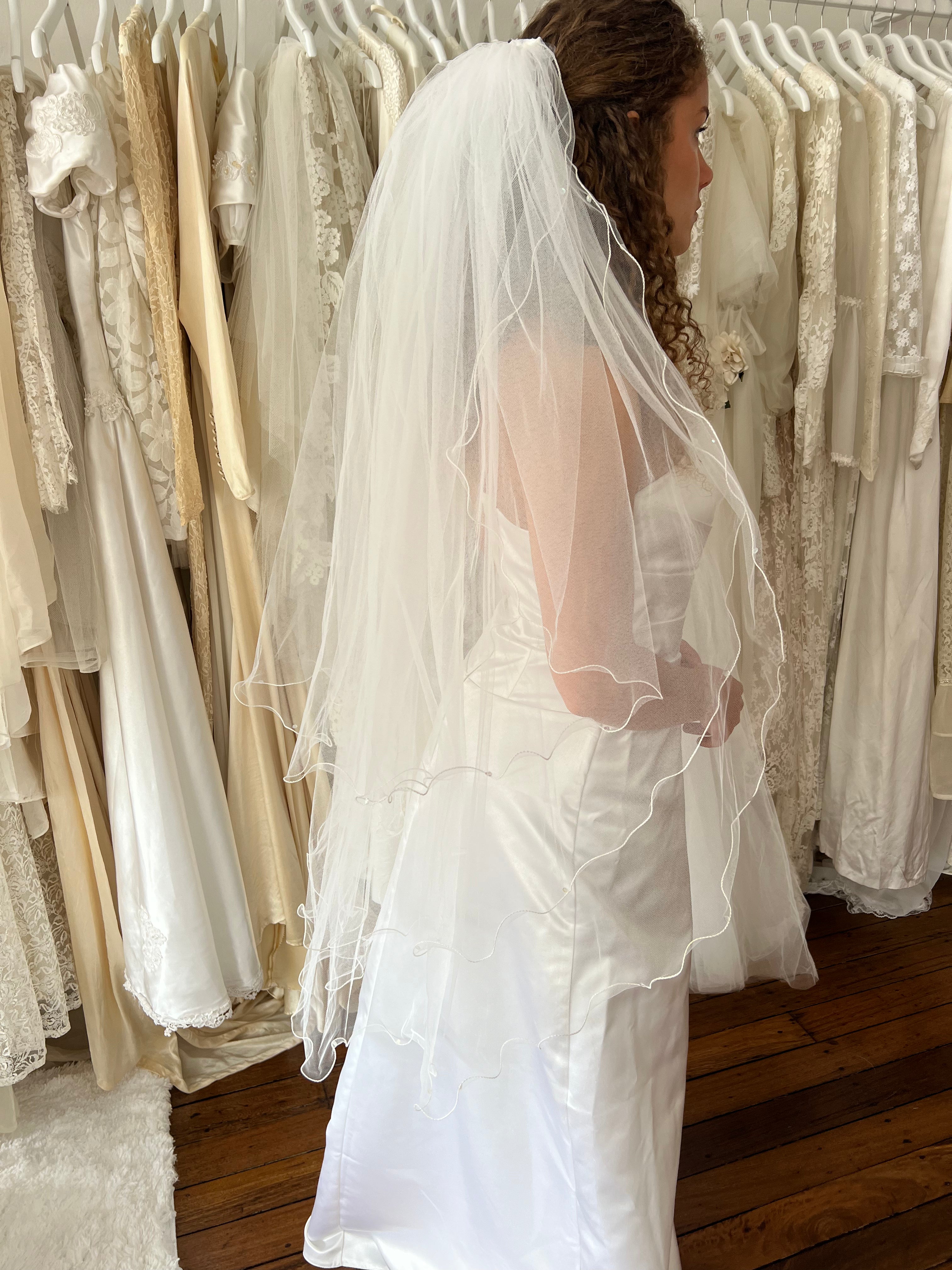 90s Three-Tier Finger-tip Lettuce Trim Veil