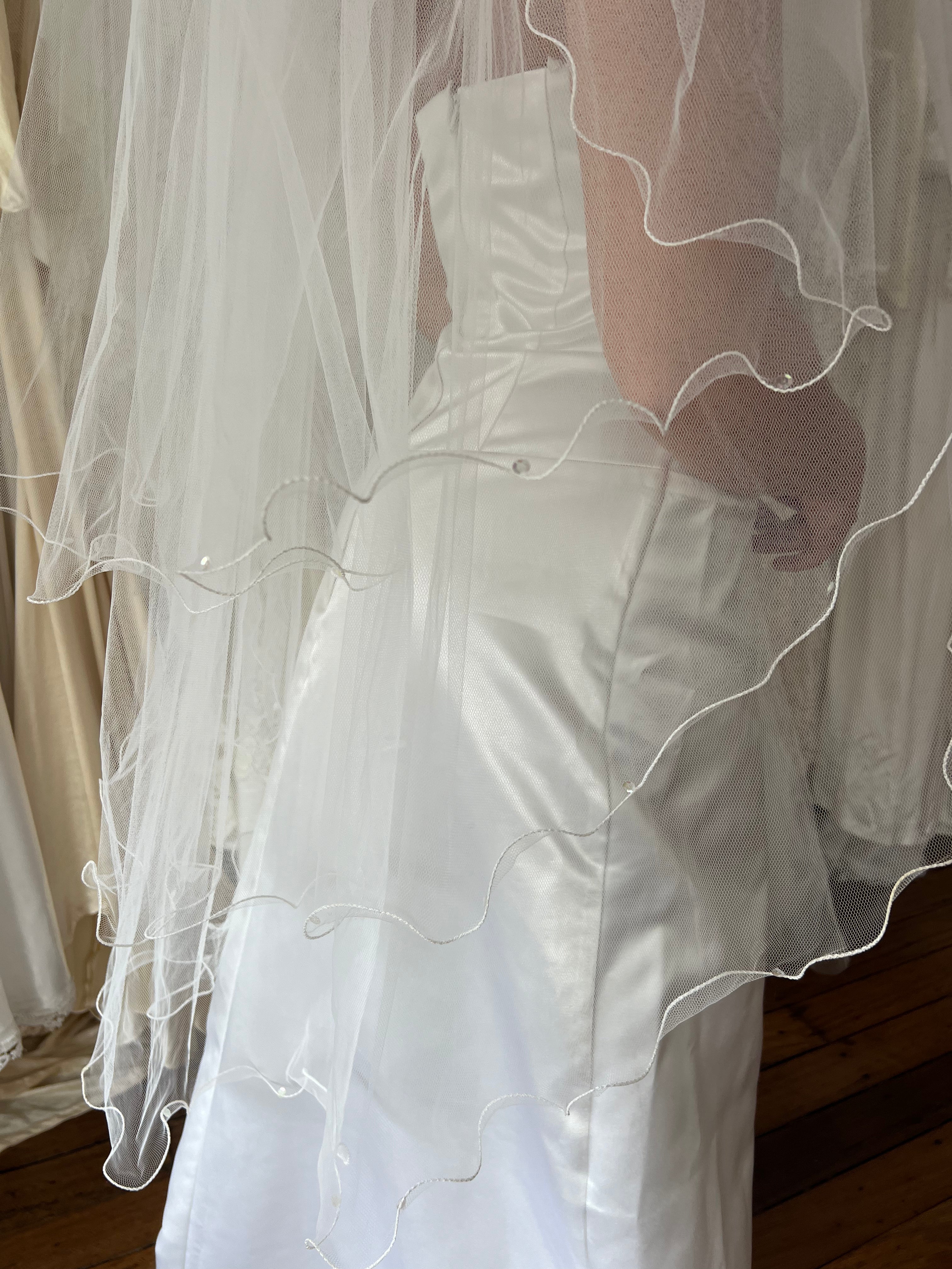 90s Three-Tier Finger-tip Lettuce Trim Veil