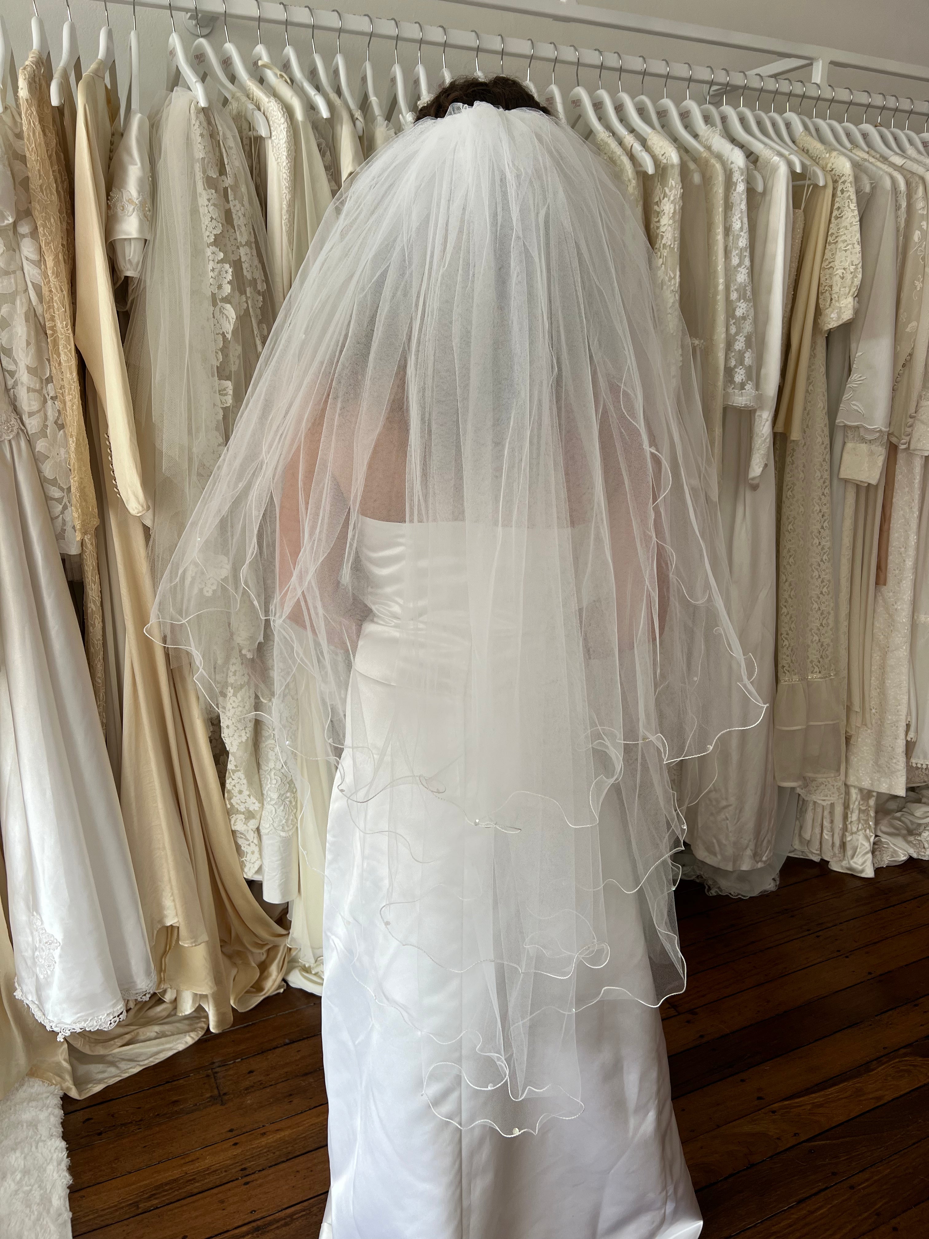 90s Three-Tier Finger-tip Lettuce Trim Veil